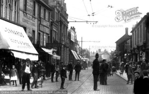 Fleet Street, el carrer de Londres on hi havia les redaccions i agències telegràfiques, en una imatge del 1913. 